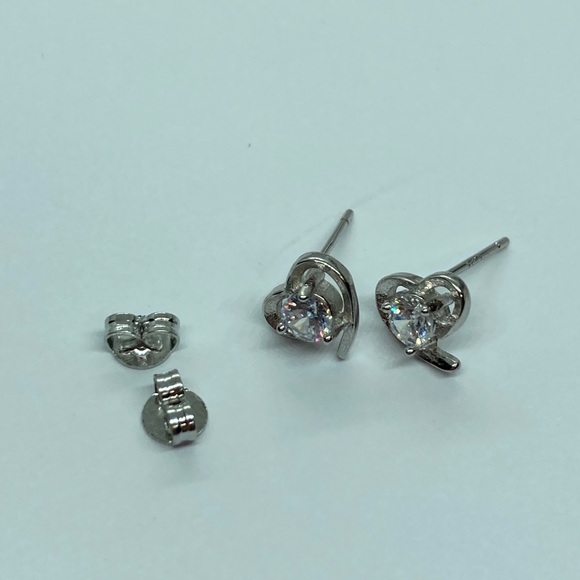 🌟 Heart 💜 Stud Earrings - Picture 2 of 2